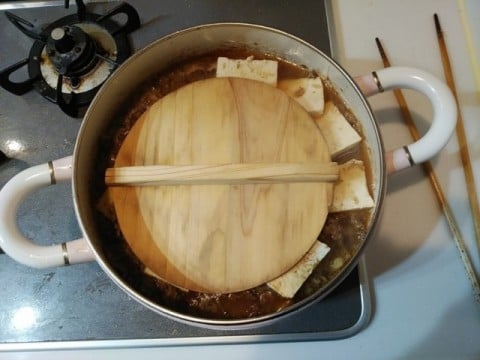煮込む