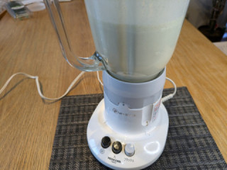 クリームの材料を混ぜる